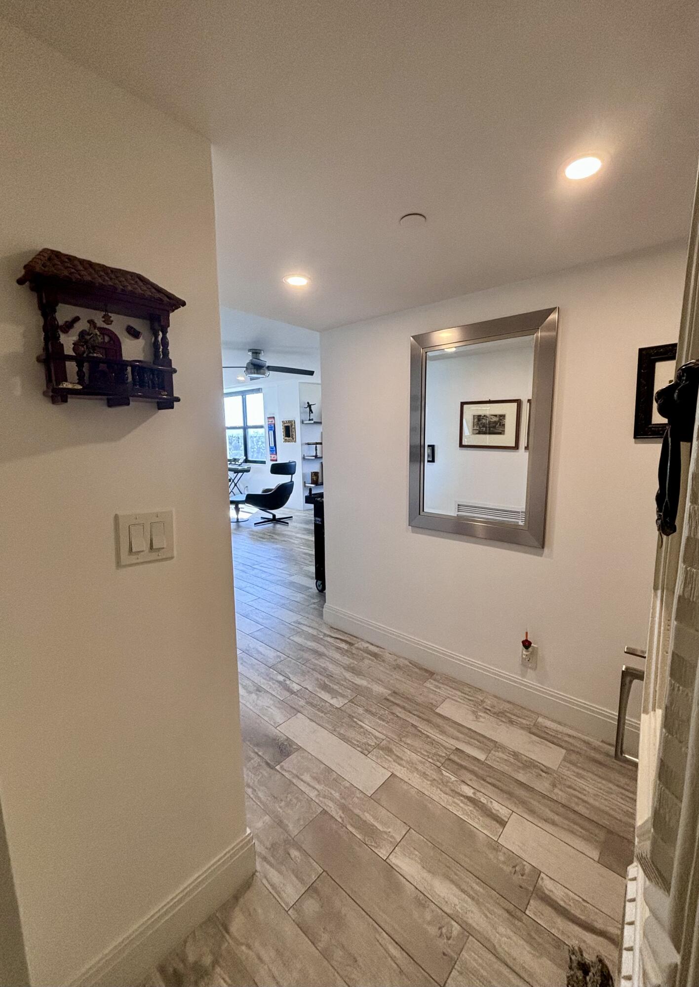 2003 North Ocean Boulevard, Unit 405 Boca Raton, FL 33431 - Photo 15 of 52 Entrance hallway