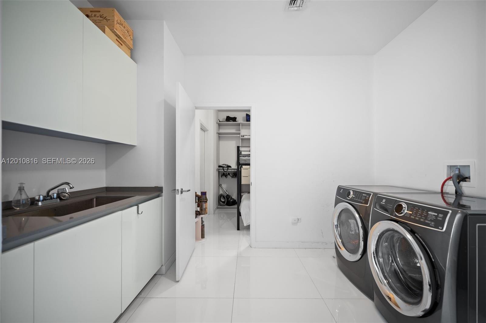 88 Southwest 7th Street, Unit PH4301 Miami, FL 33130 - Photo 35 of 47