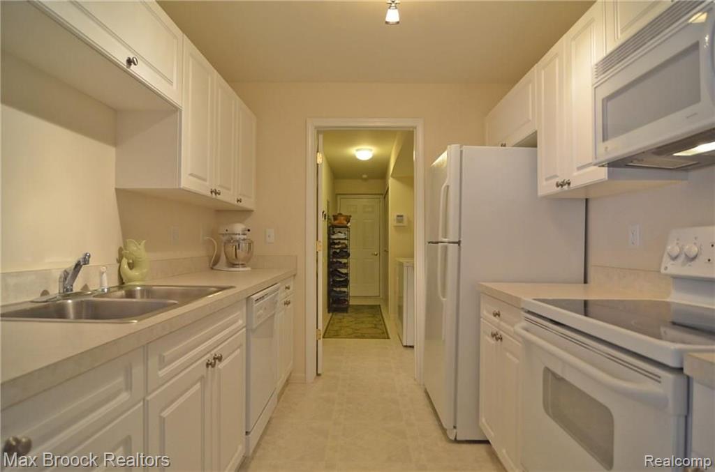 3489 Tremonte Circle, Unit 214 Rochester, MI 48306 - Photo 13 of 25
