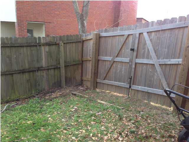 40 Northtown Road, Unit B Jackson, MS 39211 - Photo 5 of 7 Fenced in back yard