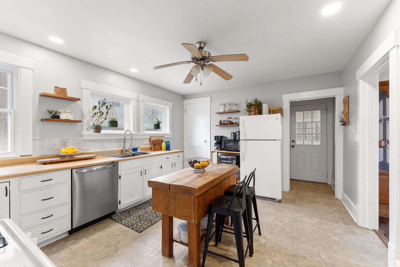 606 Indian Road Davenport, IA 52802 - Photo 11 of 30