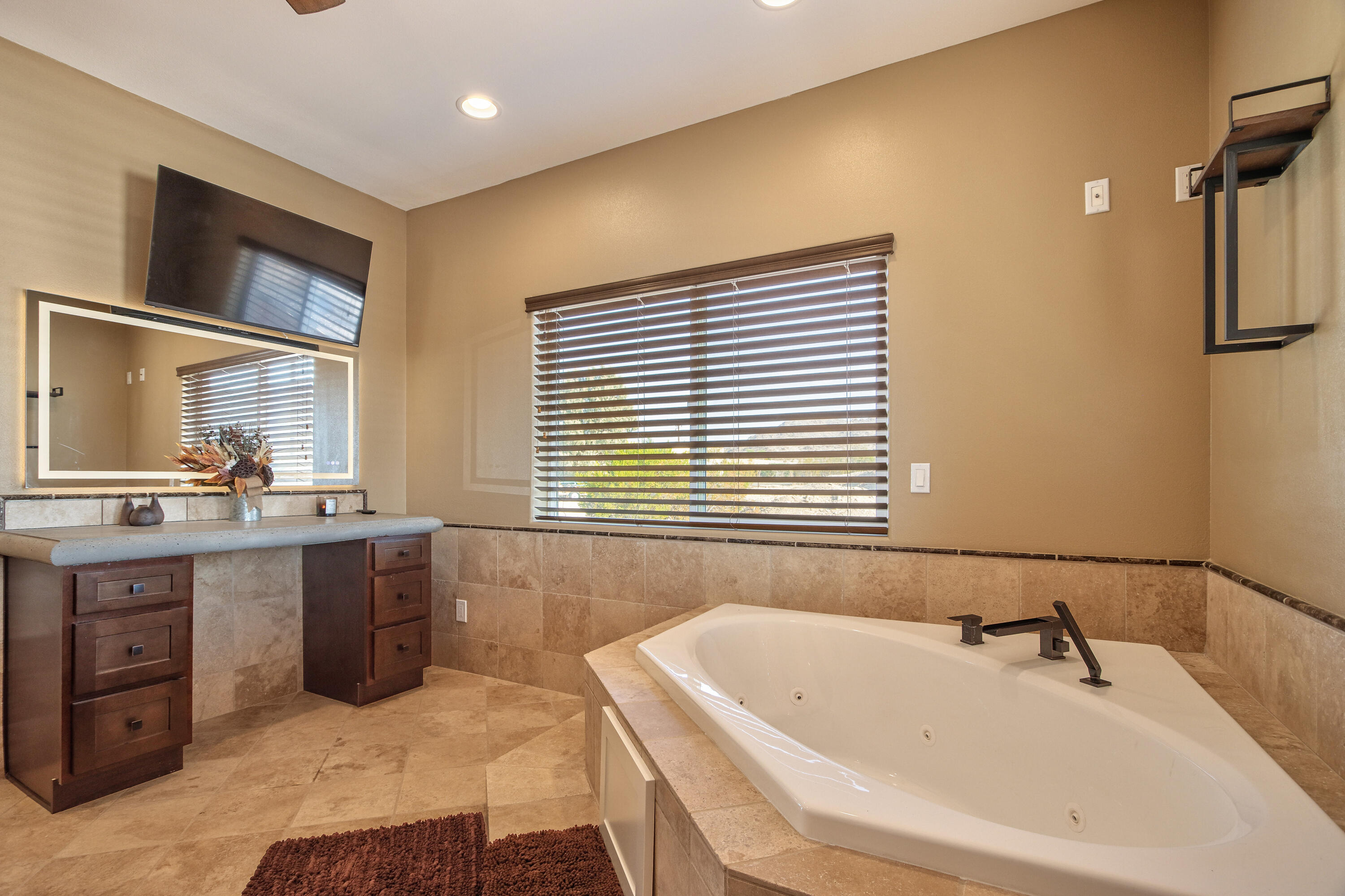 7225 Adobe Road Twentynine Palms, CA 92277 - Photo 27 of 78 29-Primary-Bathroom
