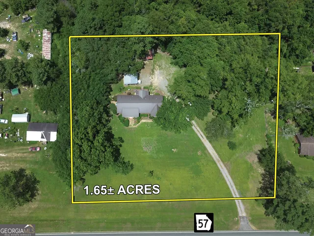 a view of a back yard