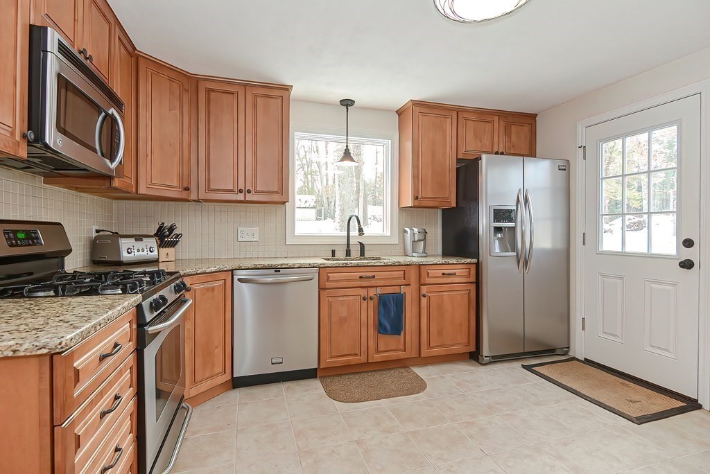 17 Eleanor Road Walpole, MA 02081 - Photo 10 of 31