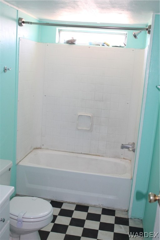 3635 Bowie Road Golden Valley, AZ 86413 - Photo 9 of 15 a bathroom with a toilet and a bathtub
