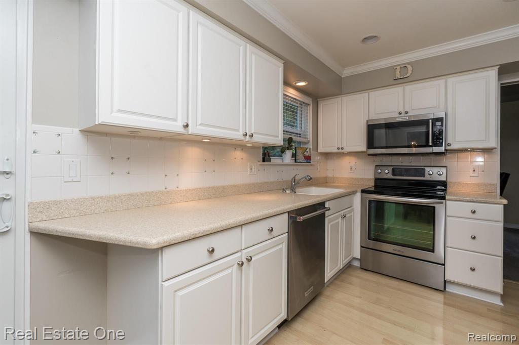 523 Whitney Drive Rochester Hills, MI 48307 - Photo 10 of 34
