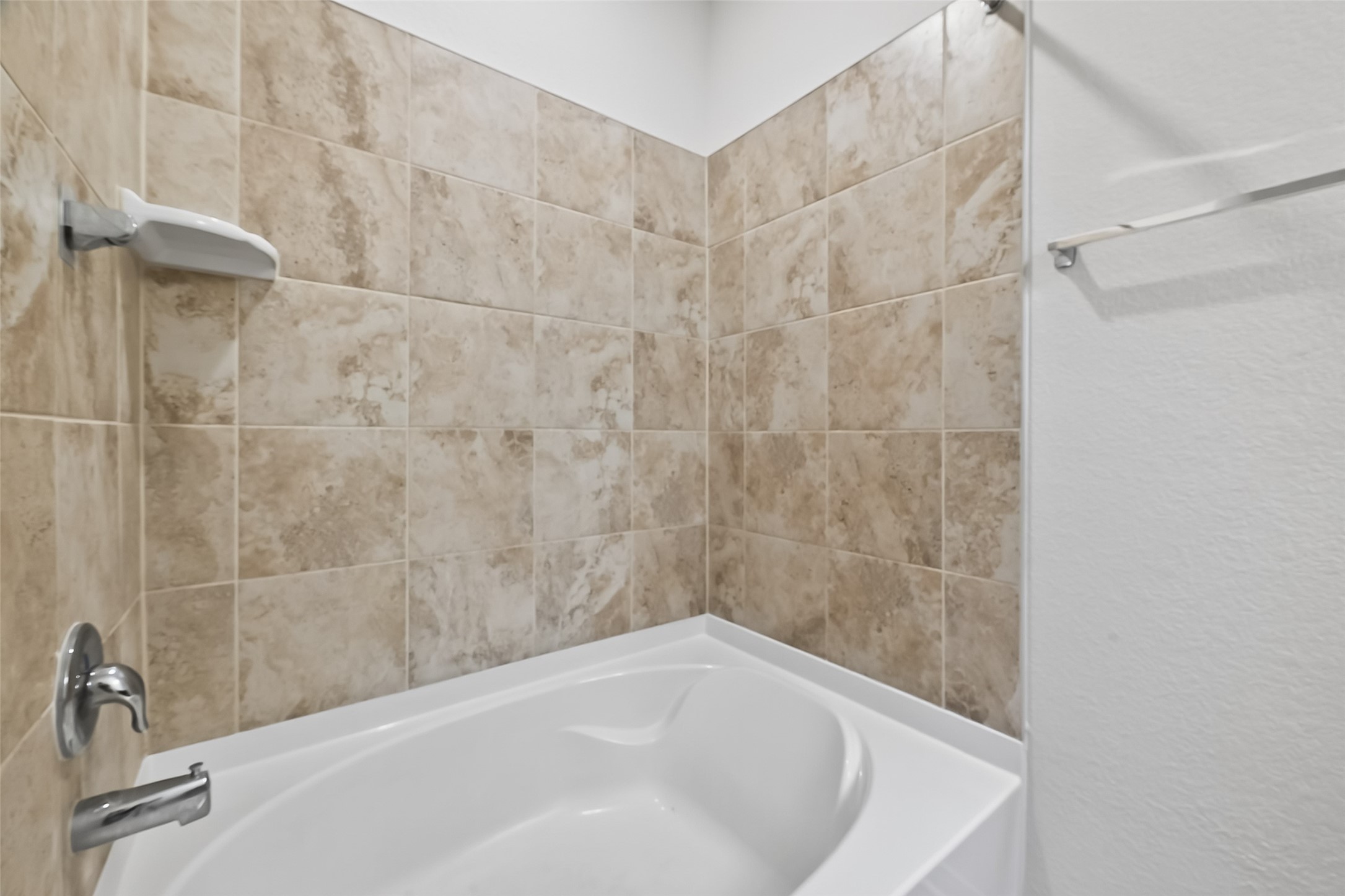 5907 Osprey Drive Rosenberg, TX 77469 - Photo 29 of 36 a bathroom with a bathtub