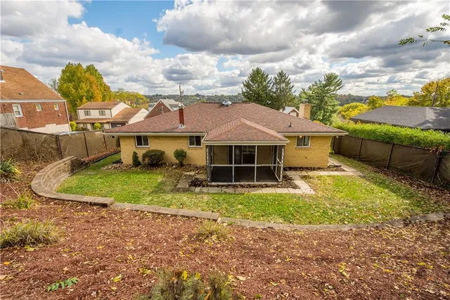 a view of a backyard