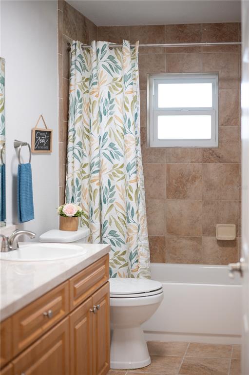 1106 Lakewood Road Lakeland, FL 33805 - Photo 18 of 27 a bathroom with a sink a toilet and a bathtub