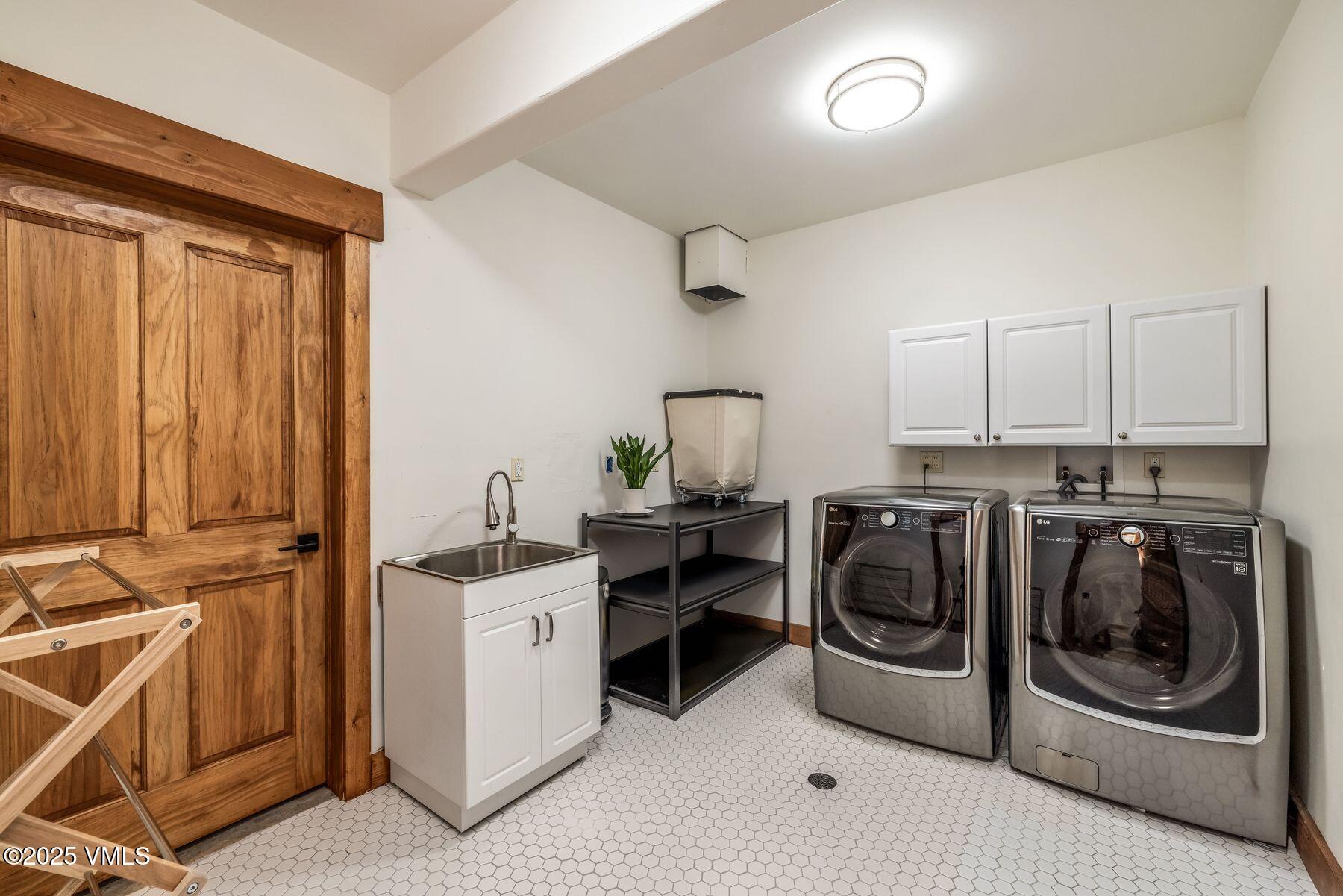 674 Hernage Creek Road Eagle, CO 81631 - Photo 18 of 23 Laundry room