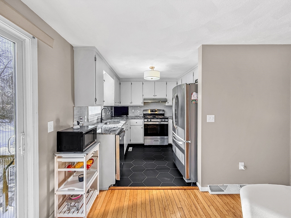 551 Hildreth Street, Unit 10 Dracut, MA 01826 - Photo 2 of 42