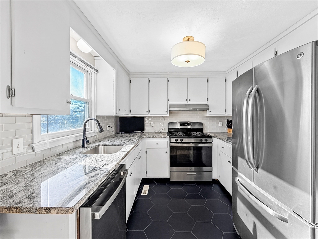 551 Hildreth Street, Unit 10 Dracut, MA 01826 - Photo 3 of 42