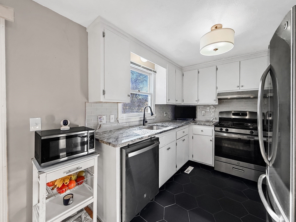 551 Hildreth Street, Unit 10 Dracut, MA 01826 - Photo 4 of 42