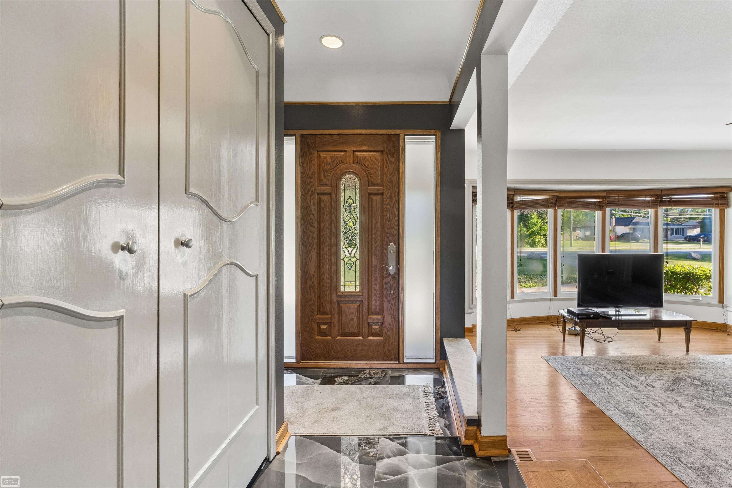 28697 South River Road Harrison Township, MI 48045 - Photo 8 of 41