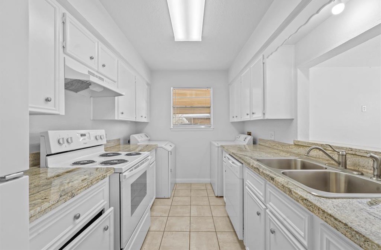 3428 Lantern Lane Baytown, TX 77521 - Photo 5 of 10 All appliances included!