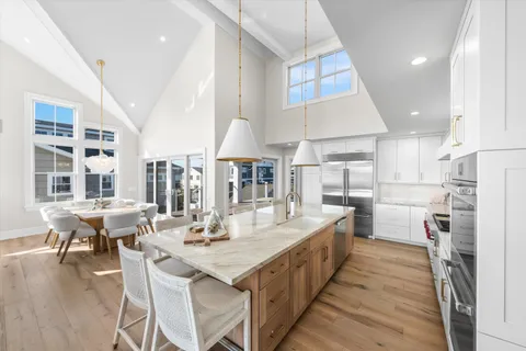 a large kitchen with kitchen island a large island in it