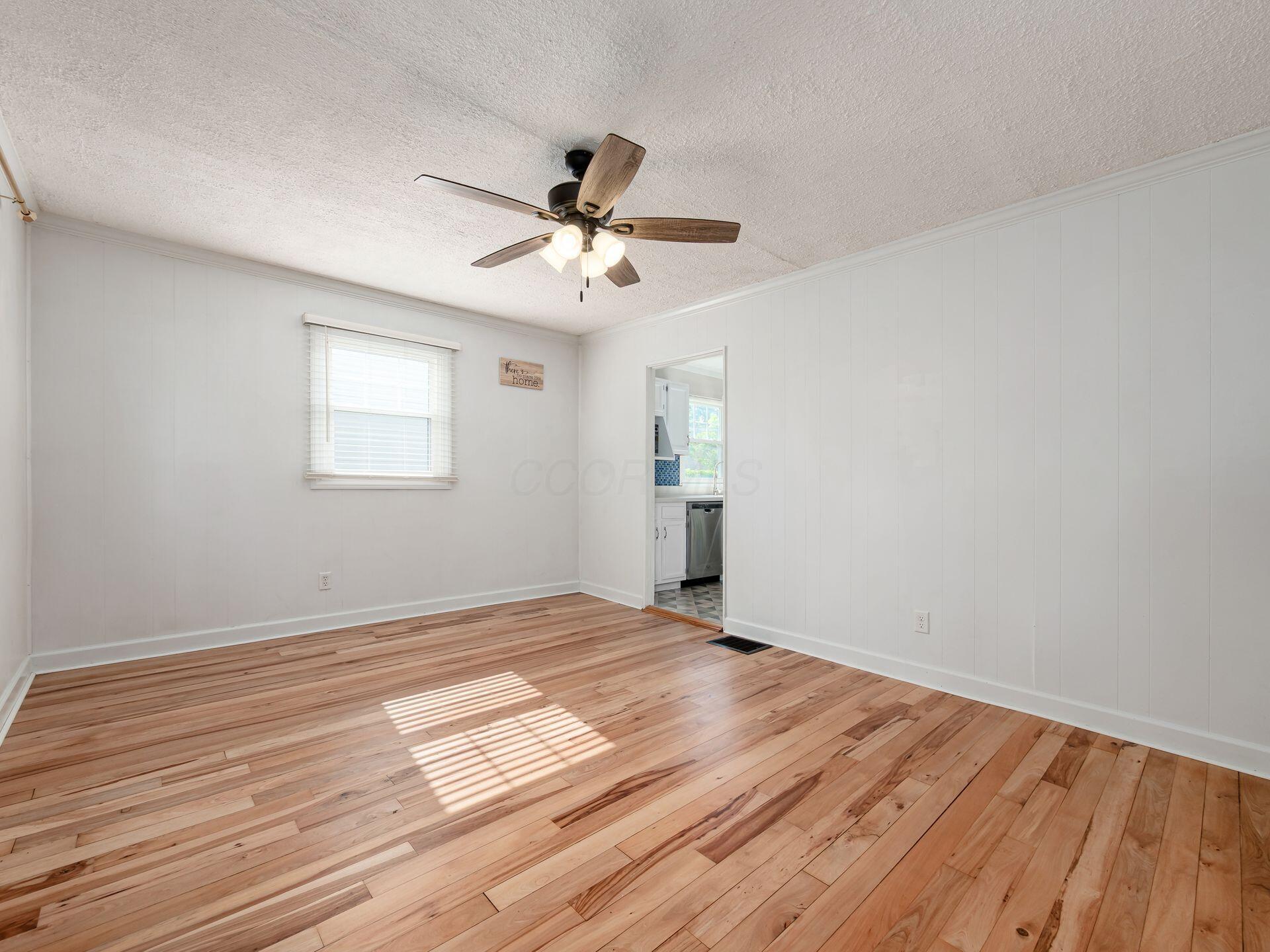 199 East Weisheimer Road Columbus, OH 43214 - Photo 3 of 33 Living room