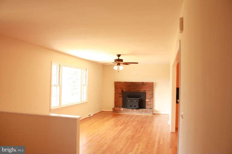 2447 Winchester Road Delaplane, VA 20144 - Photo 2 of 24 Living Room