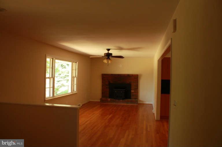 2447 Winchester Road Delaplane, VA 20144 - Photo 7 of 24 Living Room