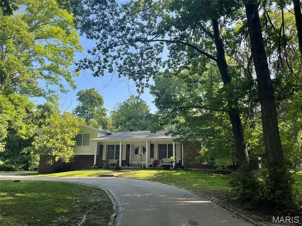 $900,000 | 17421 Private Vly Lane, Chesterfield, MO 63005