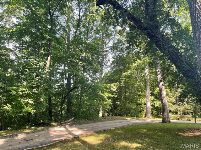 $900,000 | 17421 Private Vly Lane, Chesterfield, MO 63005