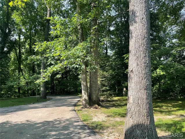 $900,000 | 17421 Private Vly Lane, Chesterfield, MO 63005