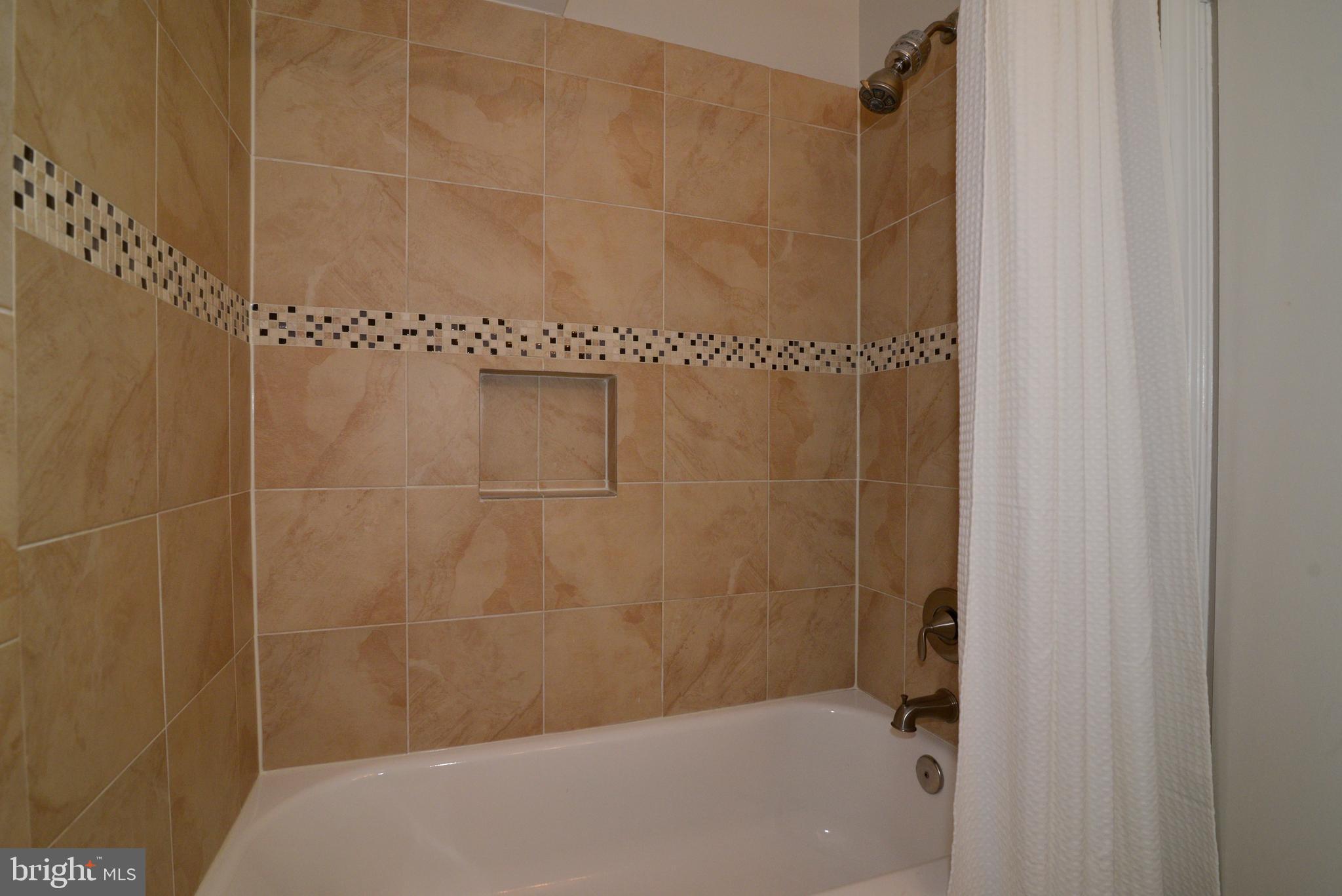 1501 Coat Ridge Road Herndon, VA 20170 - Photo 20 of 29 Upper Level Full Bath with Tiled Surround.