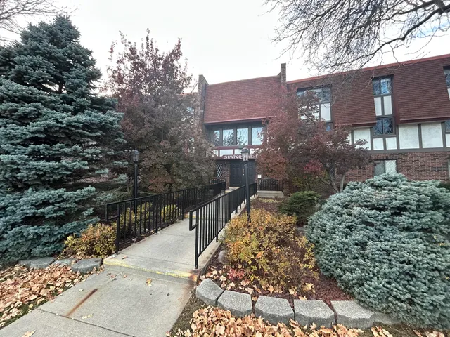 $89,900 | 5253 North Lovers Lane Road, Unit 204, Milwaukee, WI 53225
