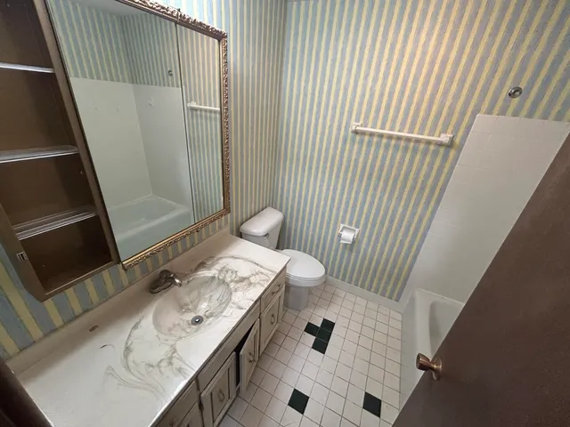 $89,900 | 5253 North Lovers Lane Road, Unit 204, Milwaukee, WI 53225