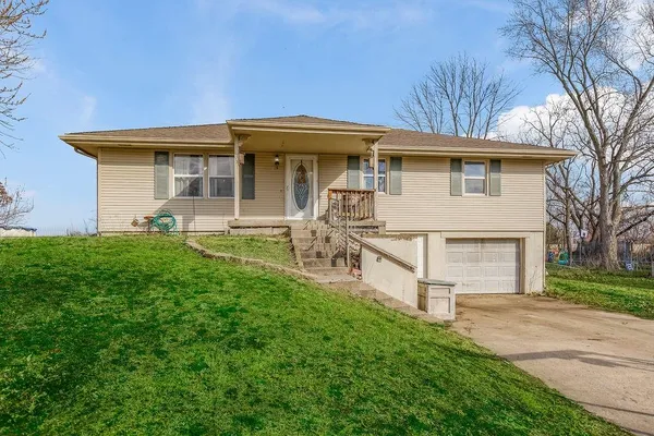 $195,000 | 333 Gregory Drive, Gower, MO 64454