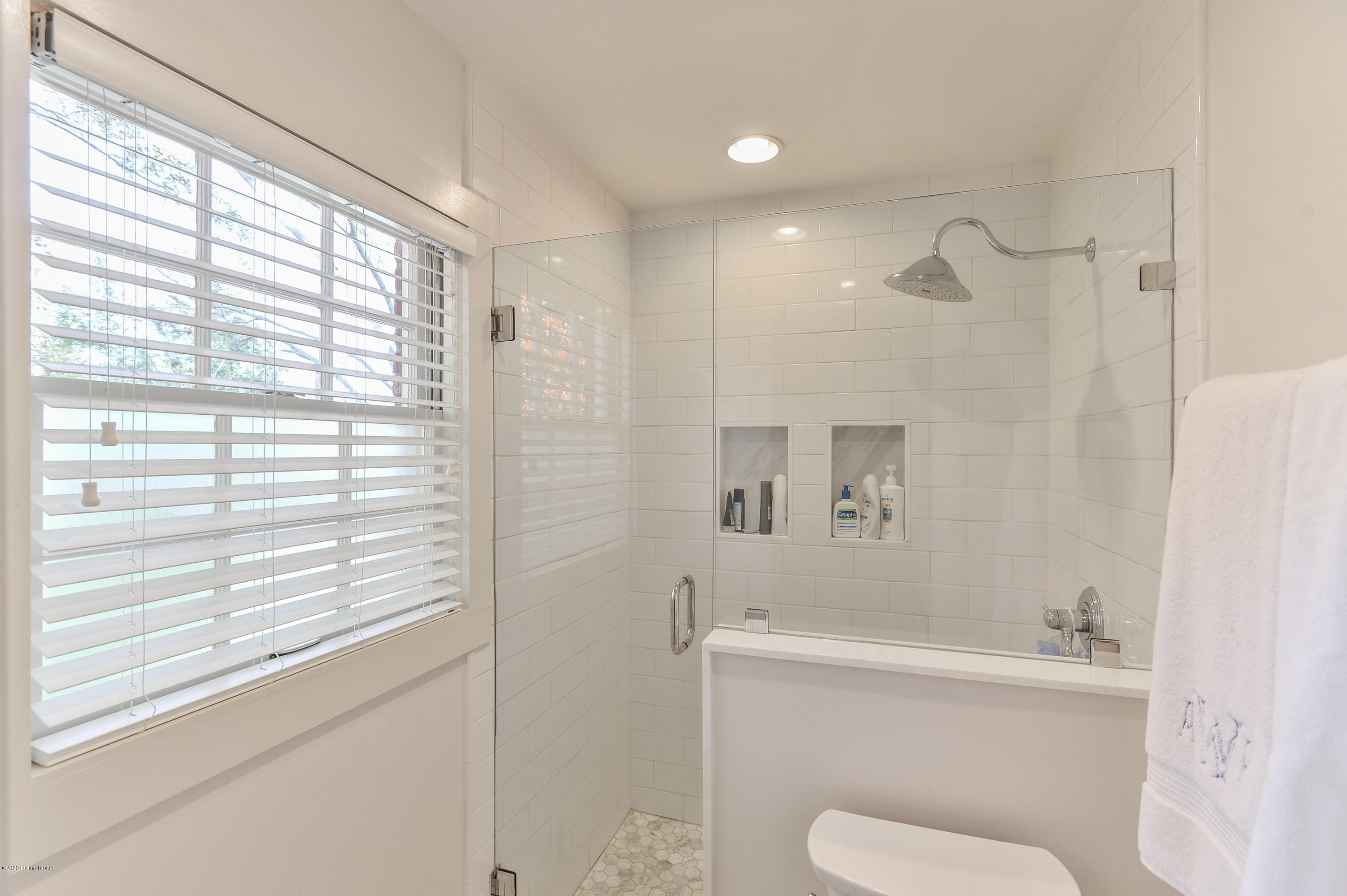 5705 Apache Road Louisville, KY 40207 - Photo 33 of 50 042 - 20201104 1284