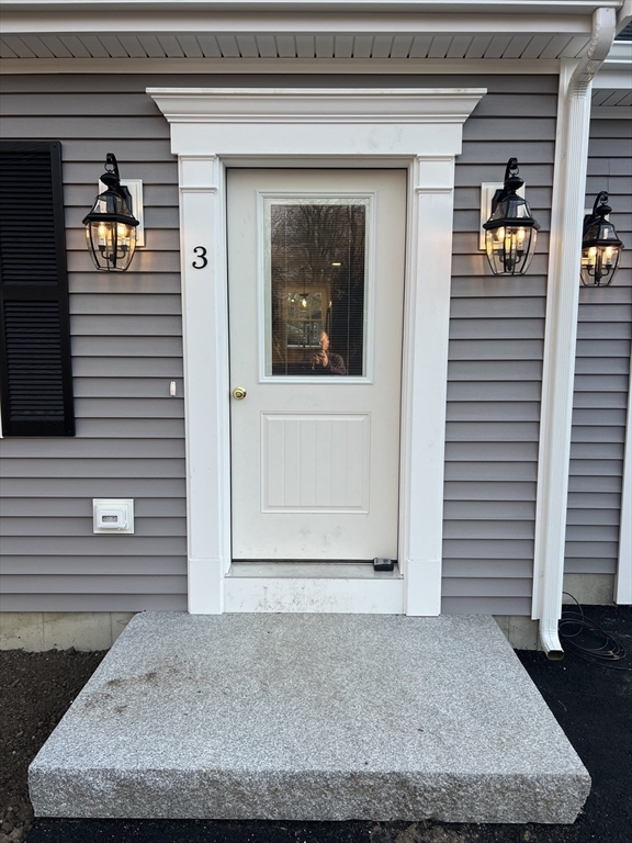 4 Hummingbird Path Watertown, MA 02472 - Photo 3 of 19