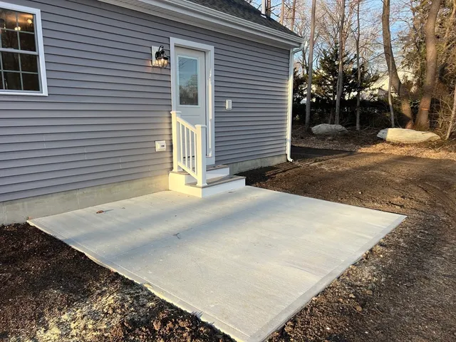 a view of backyard of the house