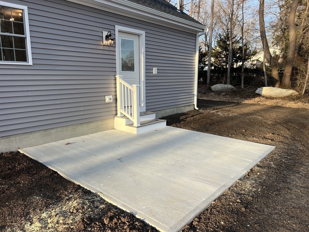 4 Hummingbird Path Watertown, MA 02472 - Photo 6 of 19