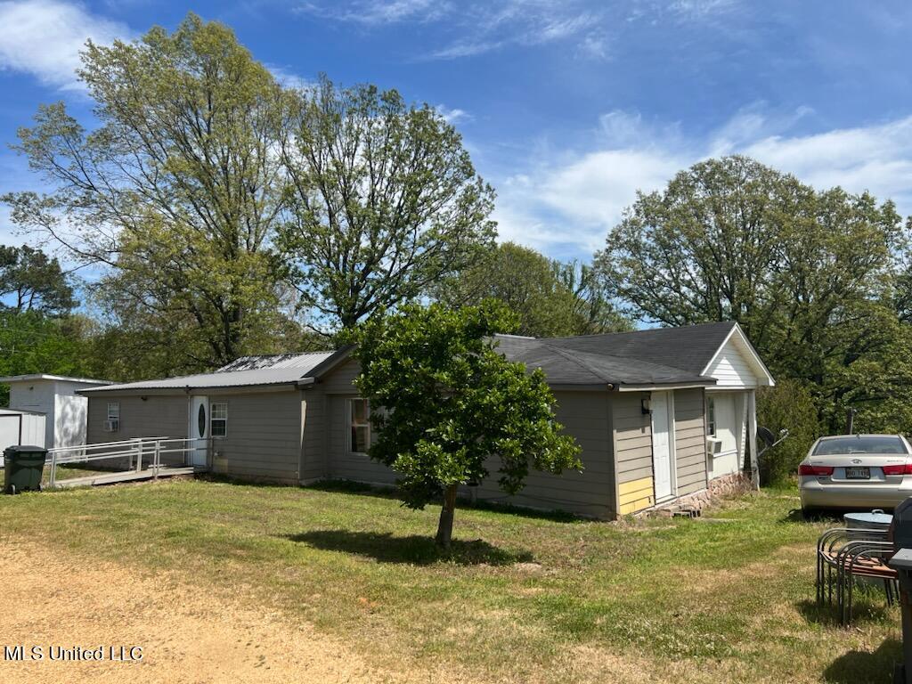 51 Cathy Road Byhalia, MS 38611 - Photo 1 of 5 Front Entrance