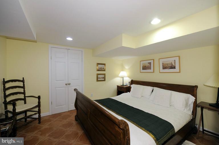 7720 Greentree Road Bethesda, MD 20817 - Photo 3 of 23 a bedroom with a bed and a lamp