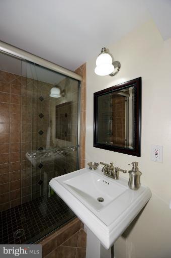 7720 Greentree Road Bethesda, MD 20817 - Photo 21 of 23 a bathroom with a sink and a mirror