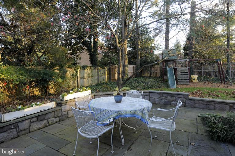 7720 Greentree Road Bethesda, MD 20817 - Photo 7 of 23 a backyard of a house with outdoor seating