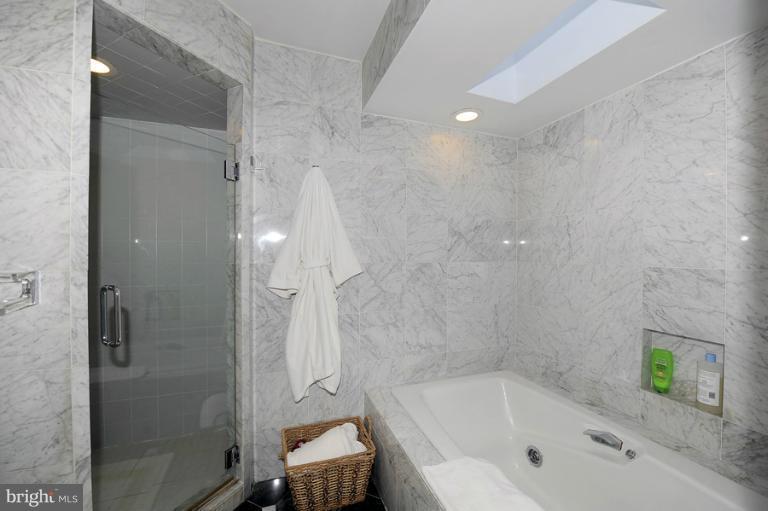 7720 Greentree Road Bethesda, MD 20817 - Photo 8 of 23 a bathroom with a bathtub