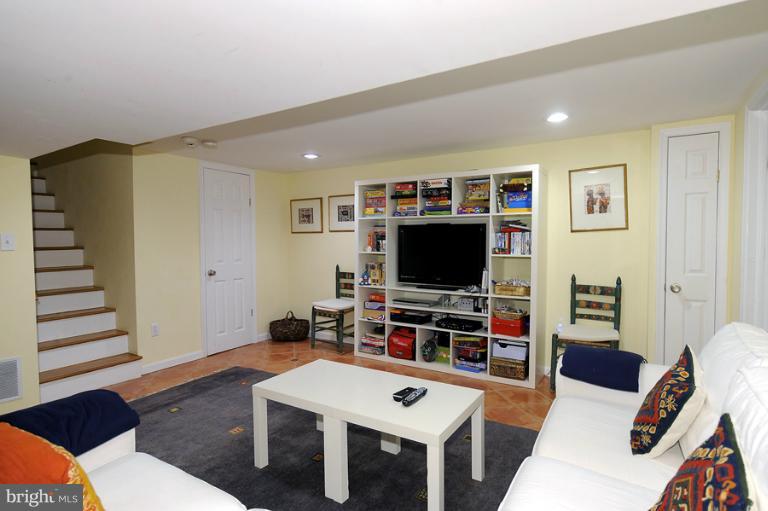 7720 Greentree Road Bethesda, MD 20817 - Photo 10 of 23 a living room with furniture and a flat screen tv