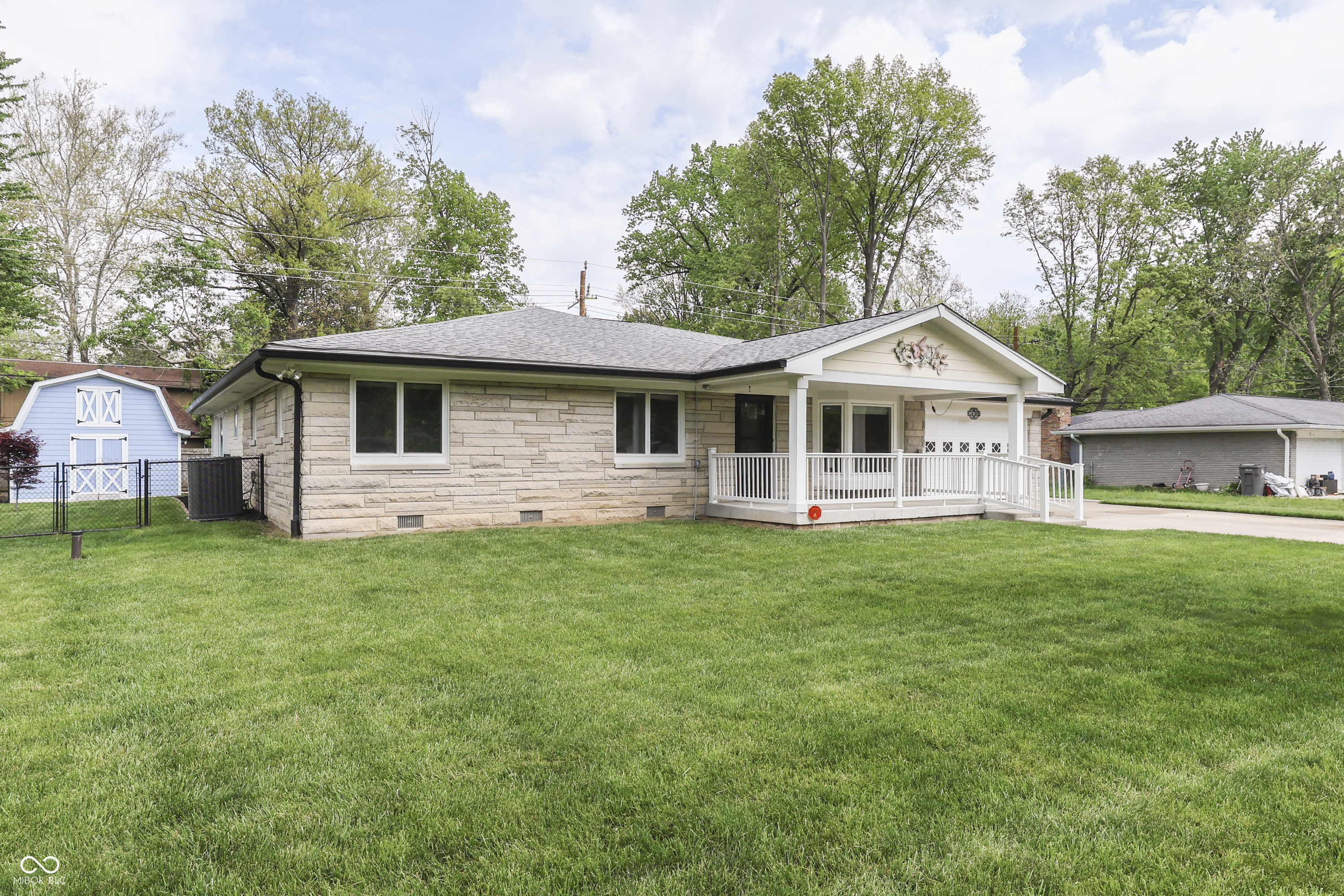 438 Griffin Road Indianapolis, IN 46227 - Photo 2 of 33