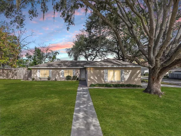 $389,900 | 1016 Lady Guinevere Drive, Valrico, FL 33594
