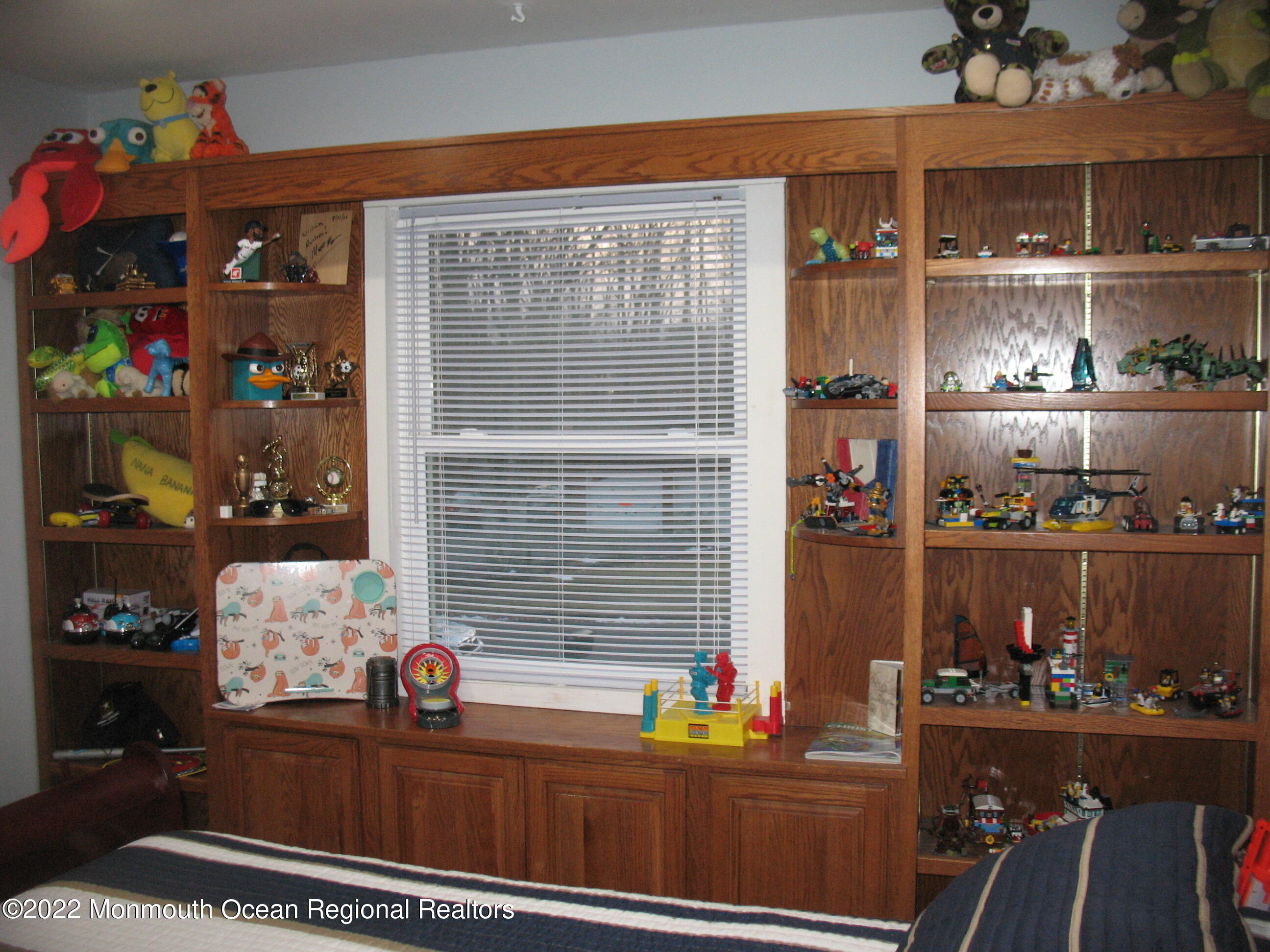 2 Godell Drive Howell, NJ 07731 - Photo 21 of 35 a room that has a couch and a potted plant