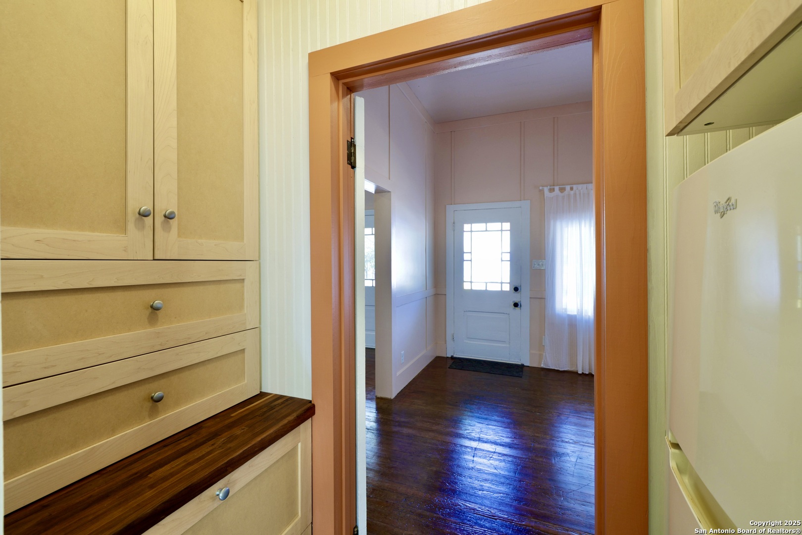 410 Riddle Street San Antonio, TX 78210 - Photo 11 of 22 a view of a hallway with wooden floor
