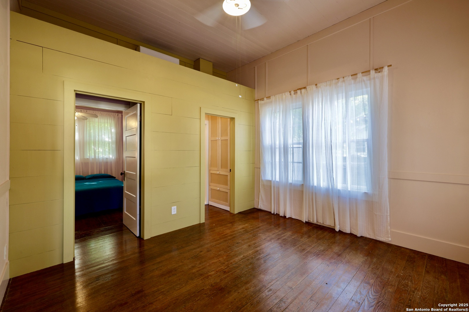 410 Riddle Street San Antonio, TX 78210 - Photo 13 of 22 an empty room with wooden floor and windows