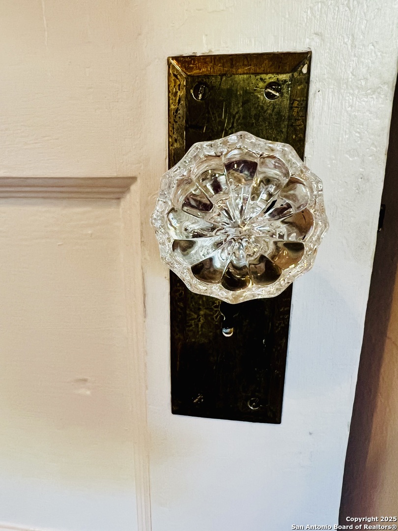 410 Riddle Street San Antonio, TX 78210 - Photo 20 of 22 a bathroom with a sink and a mirror