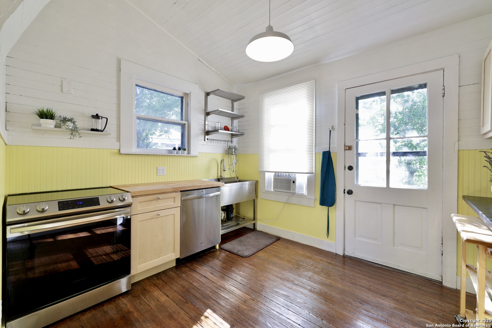 410 Riddle Street San Antonio, TX 78210 - Photo 8 of 22 a kitchen with a wooden floor and a stove