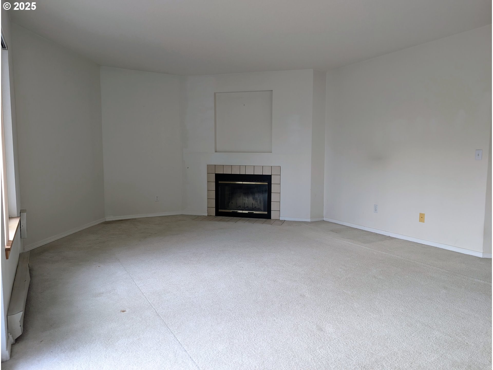 8720 Southwest Tualatin Road, Unit 201 Tualatin, OR 97062 - Photo 7 of 24 Living Room