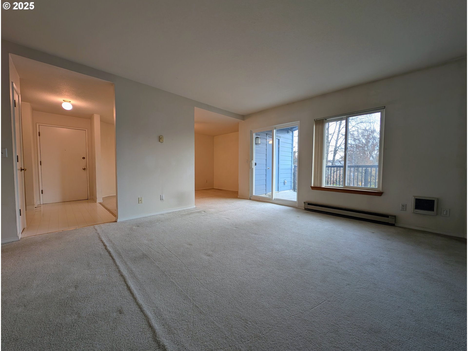 8720 Southwest Tualatin Road, Unit 201 Tualatin, OR 97062 - Photo 8 of 24 Living Room
