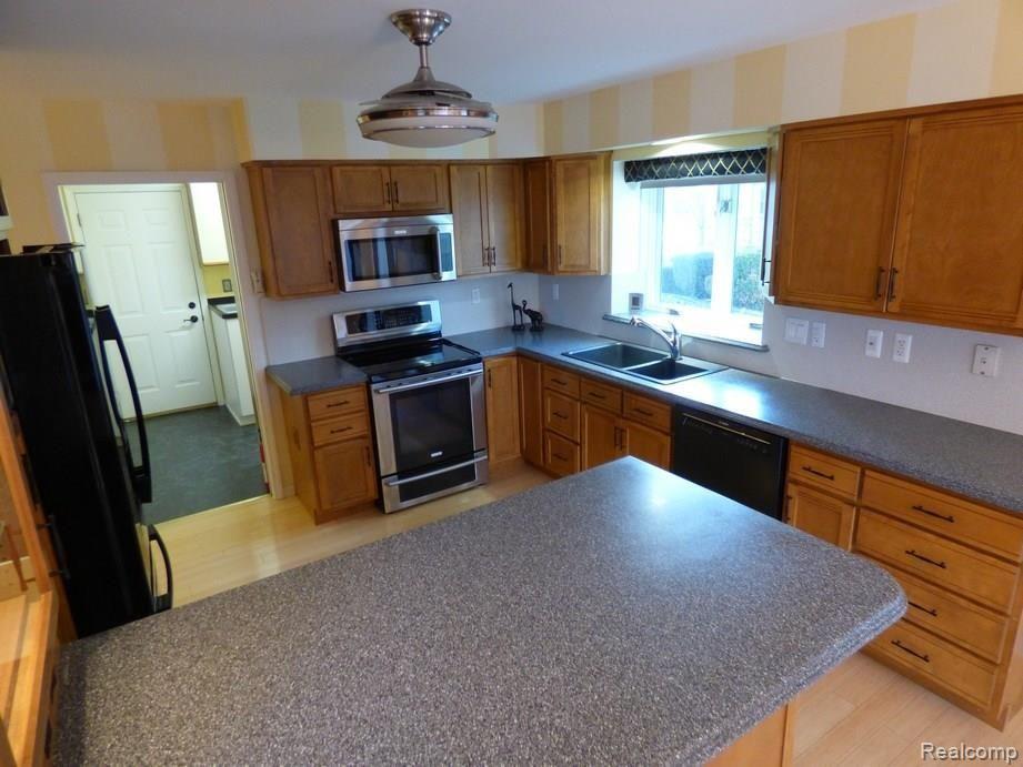 2230 North Custer Road Monroe, MI 48162 - Photo 5 of 55 P1230302.jpg